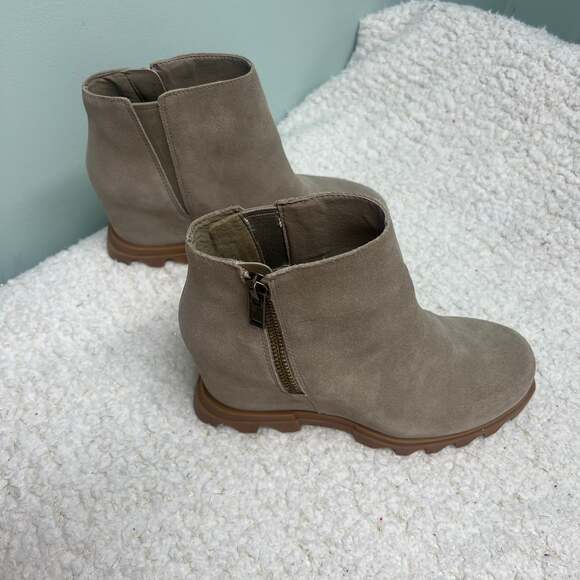 SOREL Joan of Arctic Wedge III Zip Boot in Omega Taupe Size 7 Wedge Heel Boots - Picture 2 of 9